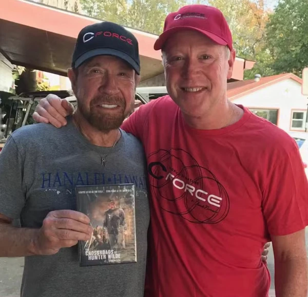 Chuck Norris com seu primogênito Mike Norris por Reprodução