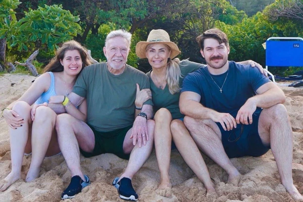 Chuck Norris com sua esposa, Gena O'Kelley, e os gêmeos Dakota e Danilee