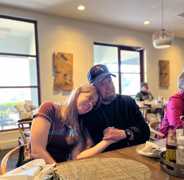 Chuck Norris com sua filha Danilee Norris por Reprodução/ Instagram