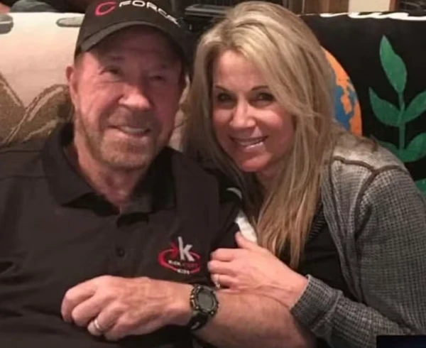 Chuck Norris com sua filha Dina Norris por Reprodução