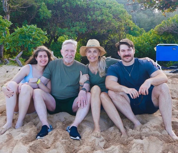 Chuck Norris e Gena O'Kelley, com seus filhos Dakota e Danilee por Reprodução/ Instagram