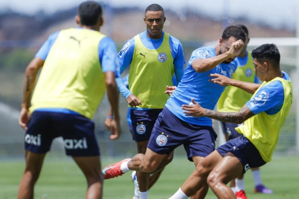 Elenco do Bahia treinando em preparação para encarar o Remo 