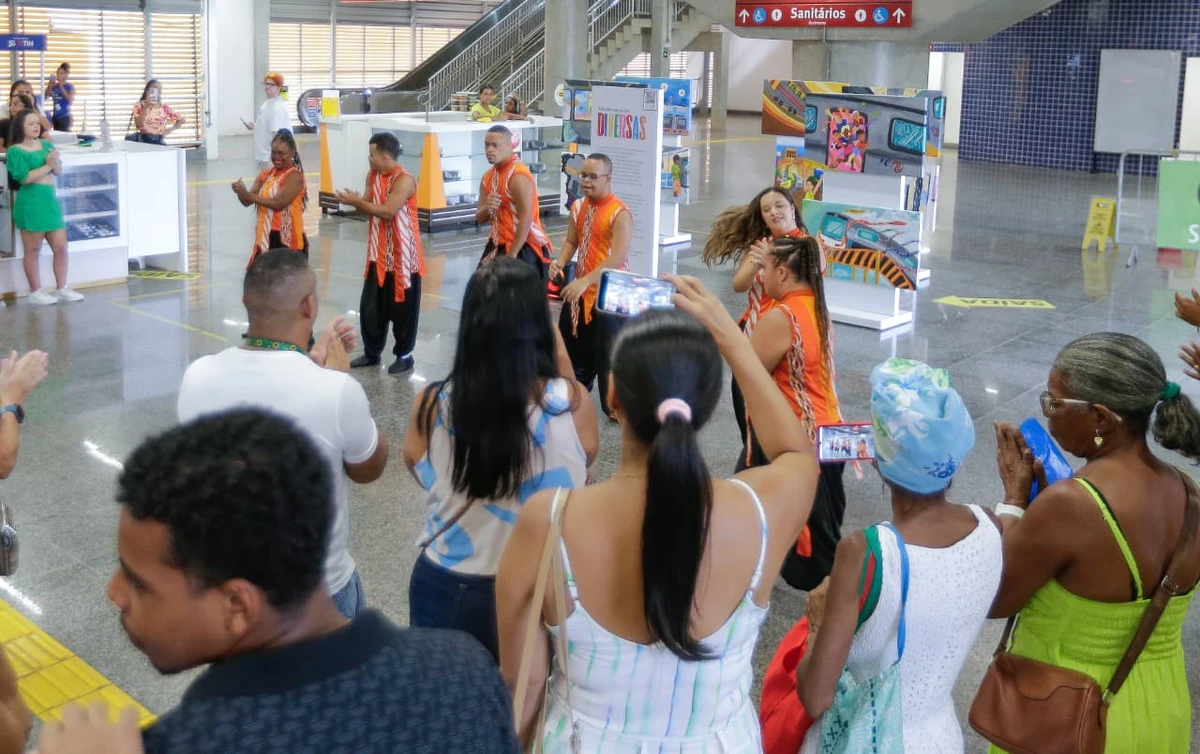 Abertura da mostra foi marcada também por uma performance da Opaxorô Companhia de Dança da Apae de Salvador por Arisson Marinho/CORREIO
