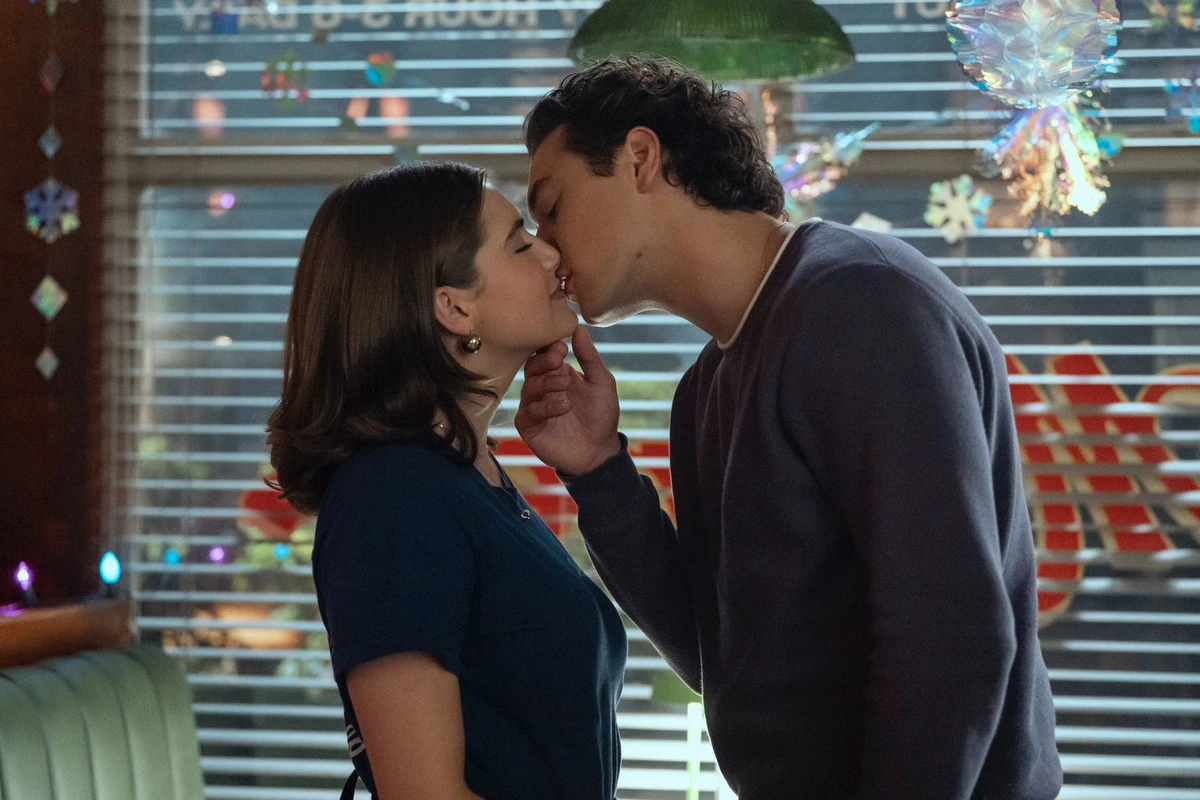 Hannah Wells (Ella Bright) e Garrett Graham (Belmont Cameli) por Divulgação