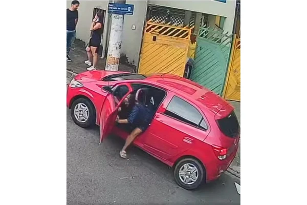 Homem levou bebê que estava no carro durante assalto por Reprodução