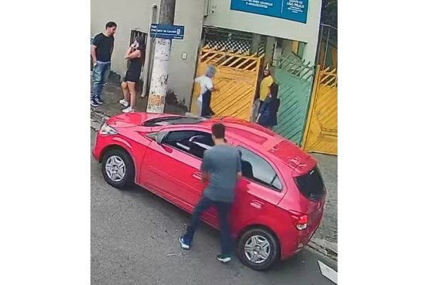 Homem levou bebê que estava no carro durante assalto por Reprodução