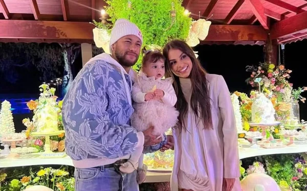 Neymar e Amanda Kimberlly posam com a filha, Helena