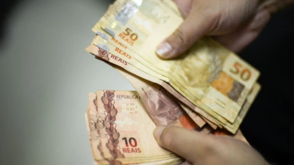 O banco pode bloquear minha conta por dívida? Saiba o que é ilegal e como proteger seu salário por Marcello Casal Jr / Agência Brasil