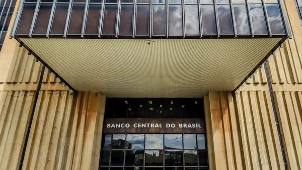 O banco pode bloquear minha conta por dívida? Saiba o que é ilegal e como proteger seu salário por Neddermeyer/Agência Brasil