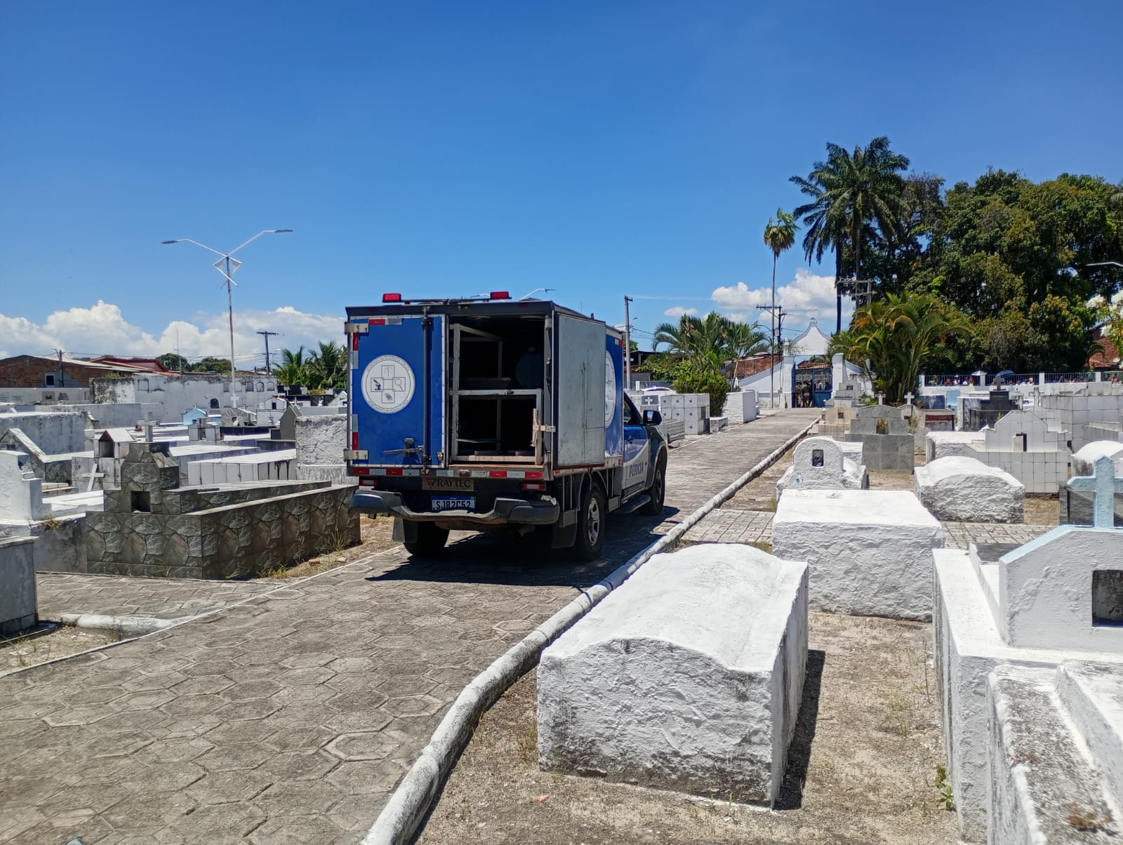 Professora é desenterrada para exumação em Salvador por Alonso Guimarães