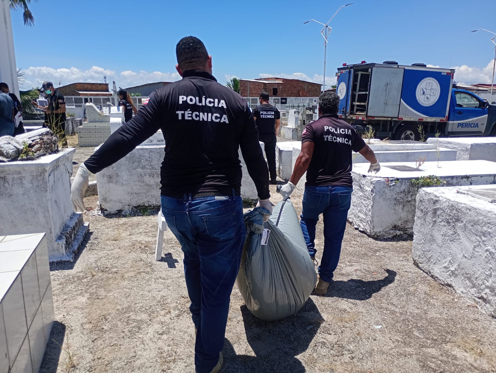 Professora é desenterrada para exumação em Salvador por Alonso Guimarães