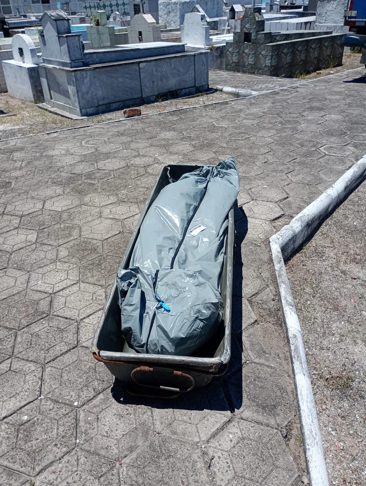 Professora é desenterrada para exumação em Salvador por Alonso Guimarães