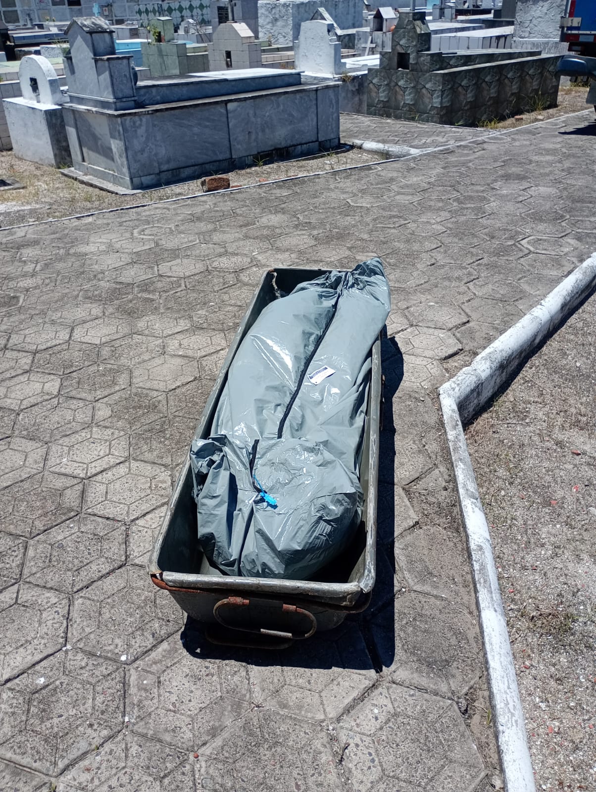 Professora é desenterrada para exumação em Salvador por Alonso Guimarães