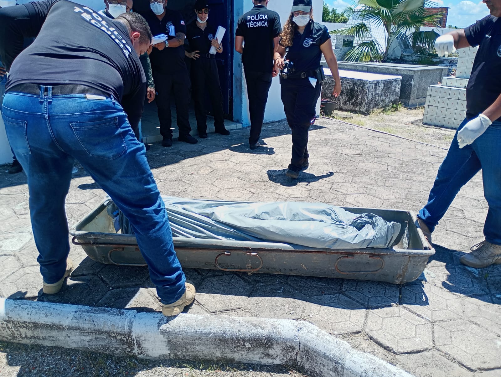 Professora é desenterrada para exumação em Salvador por Alonso Guimarães