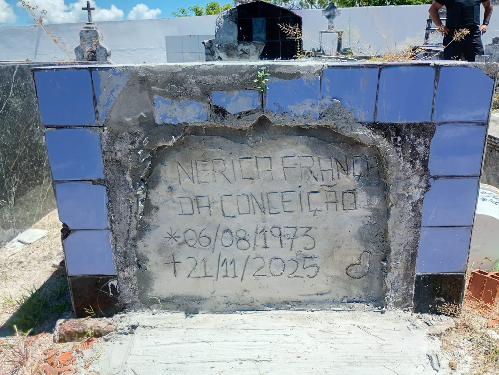 Professora é desenterrada para exumação em Salvador por Alonso Guimarães