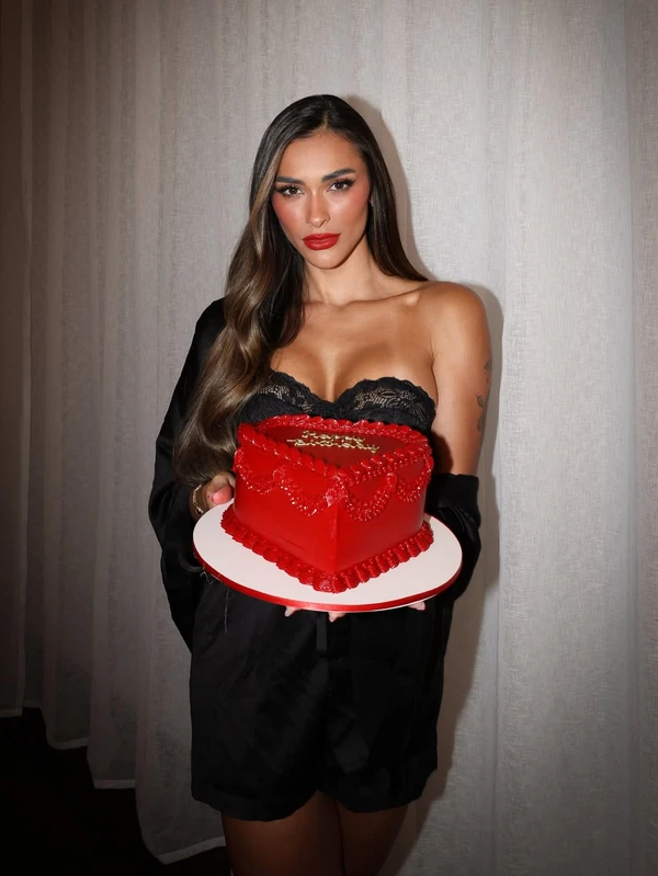 Tainá Militão faz ensaio sensual para celebrar aniversário de 29 anos por Reprodução/Instagram