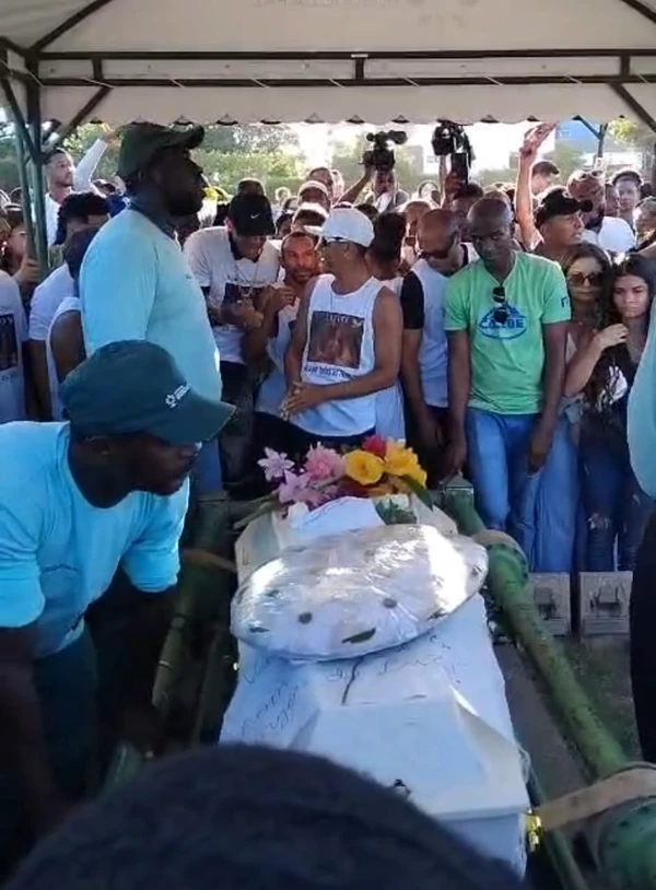 Corpo de Thamiris é sepultado em Salvador sob forte comoção; por Redes Sociais