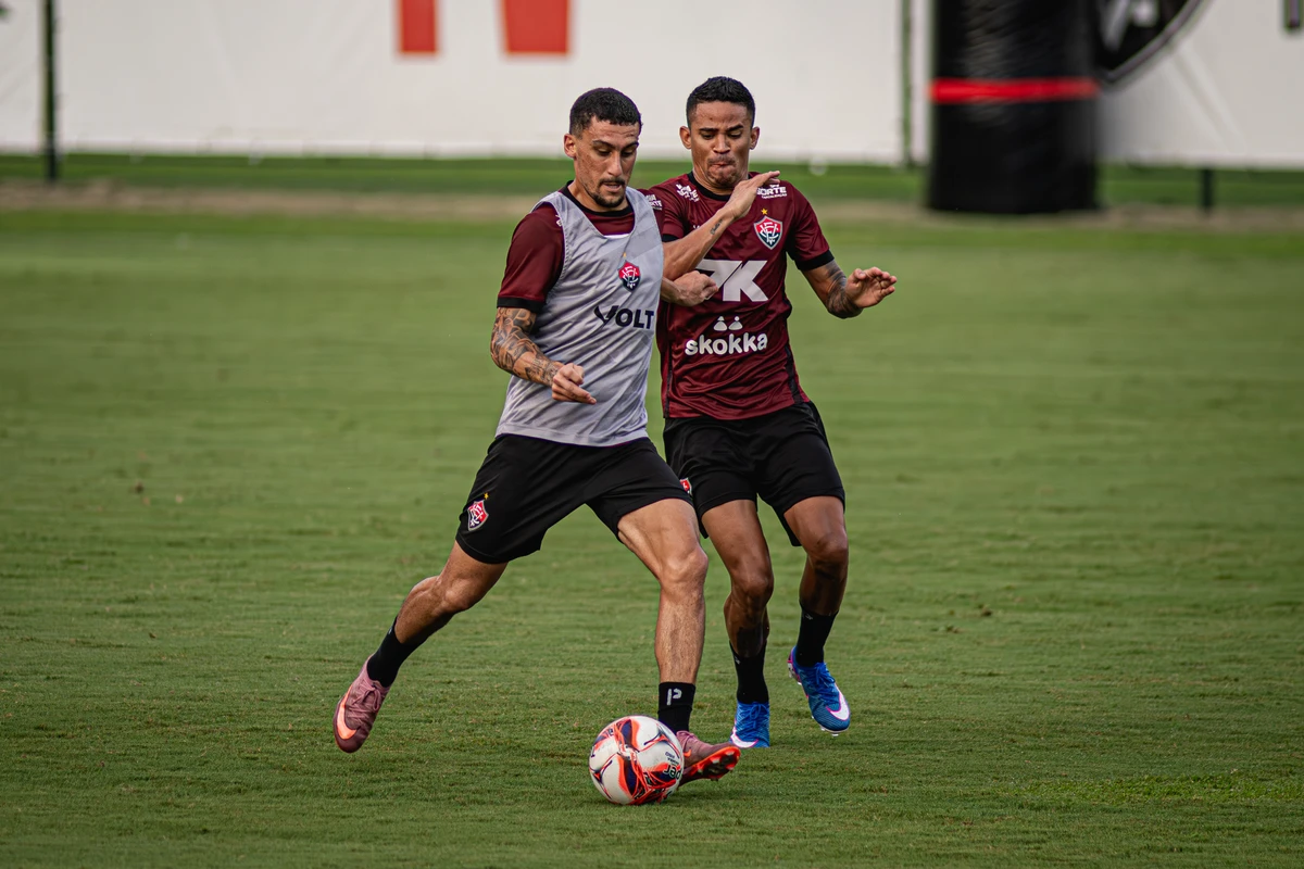 Elenco do Vitória treinando na Toca 