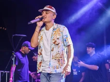 Imagem - João Gomes retorna a Salvador e canta descalço em festa com ingressos esgotados