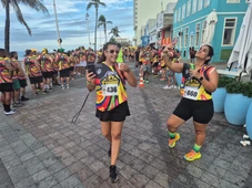 Imagem - Corrida etílica reúne 500 pessoas que correm e bebem, não necessariamente nesta ordem