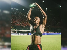 Imagem - 'Às vezes não vai na técnica e tem que ir na raça', dispara lateral do Vitória após vencer o Mirassol