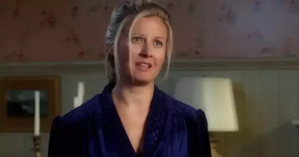 A atriz Carrie Anne Fleming por Divulgação 