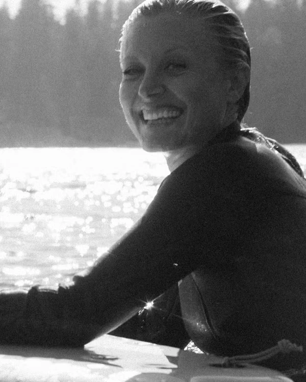 A atriz Carrie Anne Fleming por Divulgação 