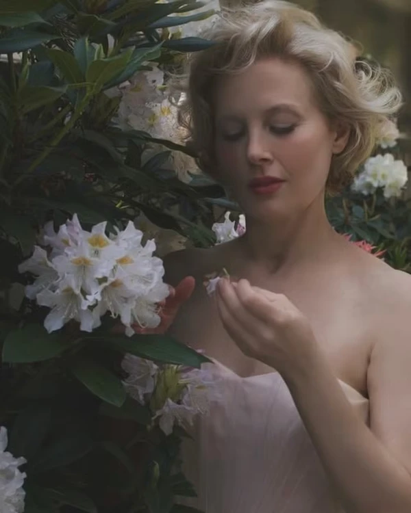 A atriz Carrie Anne Fleming por Divulgação 