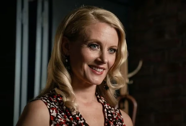 A atriz Carrie Anne Fleming