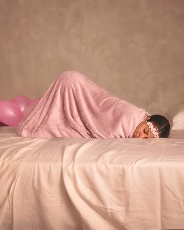 Alinne Rosa comemora 45 anos com ensaio inspirado em recém-nascido por Reprodução/Redes Sociais 