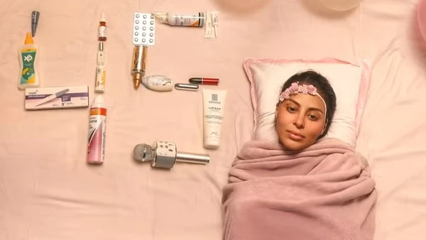 Alinne Rosa comemora 45 anos com ensaio inspirado em recém-nascido