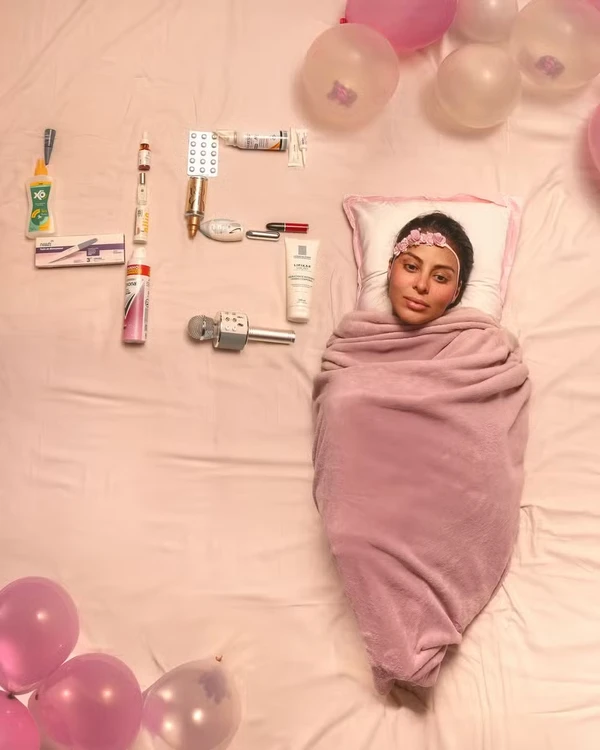 Alinne Rosa comemora 45 anos com ensaio inspirado em recém-nascido por Reprodução/Redes Sociais 