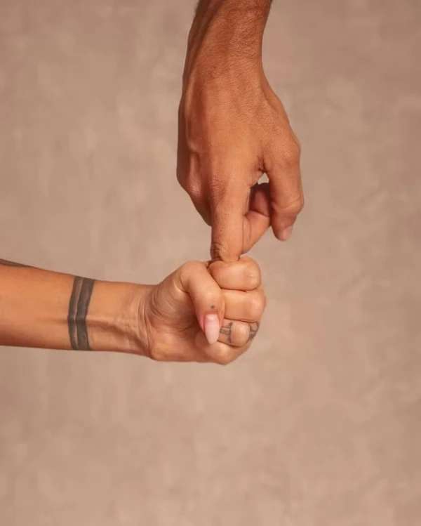 Alinne Rosa comemora 45 anos com ensaio inspirado em recém-nascido por Reprodução/Redes Sociais 