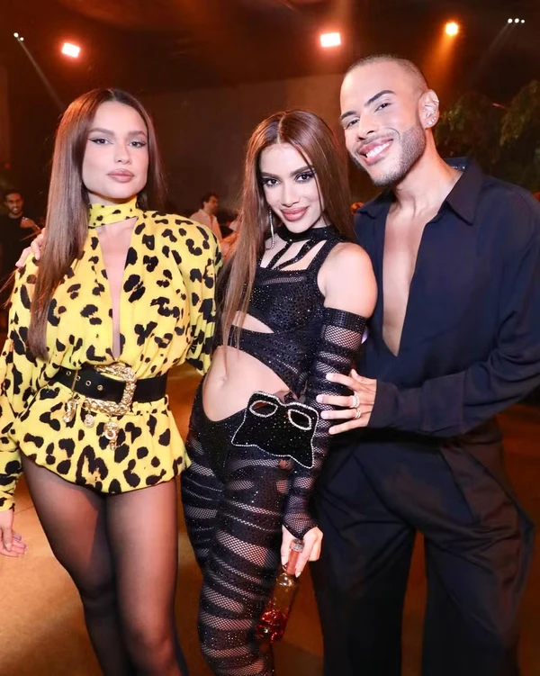 Anitta reúne famosos em festa de aniversário de 33 anos por Reprodução/Instagram @iude
