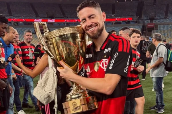 Jogador do Flamengo acusa equipe de cantora internacional de abordagem agressiva em hotel