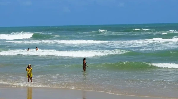 A Praia da Leste-Oeste não é considerada turística, e é mais frequentada por moradores e turistas por Divulgação