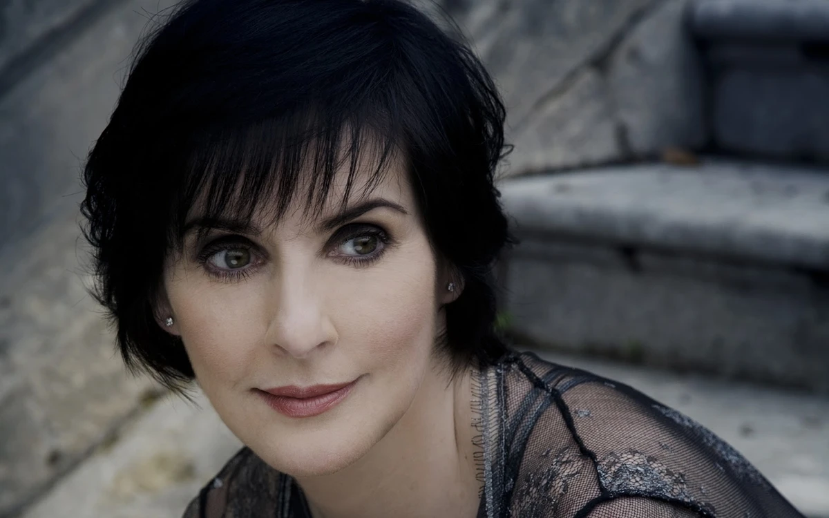 A cantora Enya por Reprodução