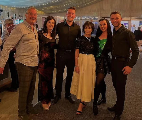 A cantora Enya (de saia branca) em evento de dança na Irlanda em maio de 2025 por Reprodução