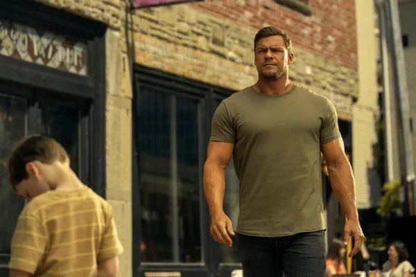 Alan Ritchson em cena da série Reacher por Divulgação/Amazon Prime Video