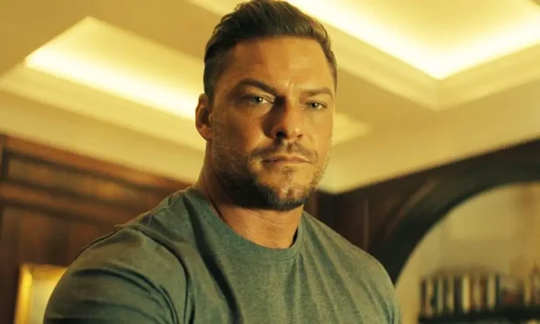 Alan Ritchson em cena da série Reacher por Divulgação/Amazon Prime Video
