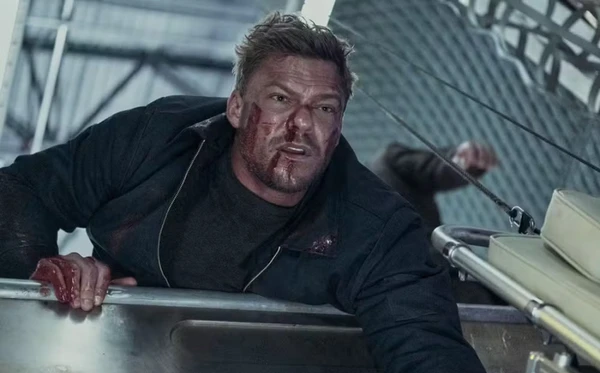 Alan Ritchson em cena da série Reacher