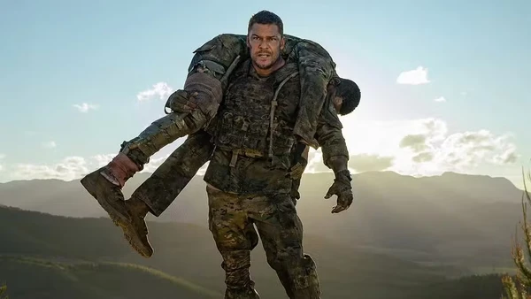 Alan Ritchson em cena de 'Máquina de Guerra' por Divulgação
