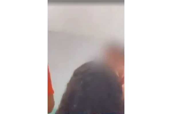 Família expôs marcas de agressões em estudante por Reprodução