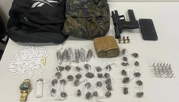 Foram apreendidas uma pistola de calibre não especificado; munições sobressalentes; peças de uniforme camuflado e 148 porções divididas entre maconha e cocaína. por Web