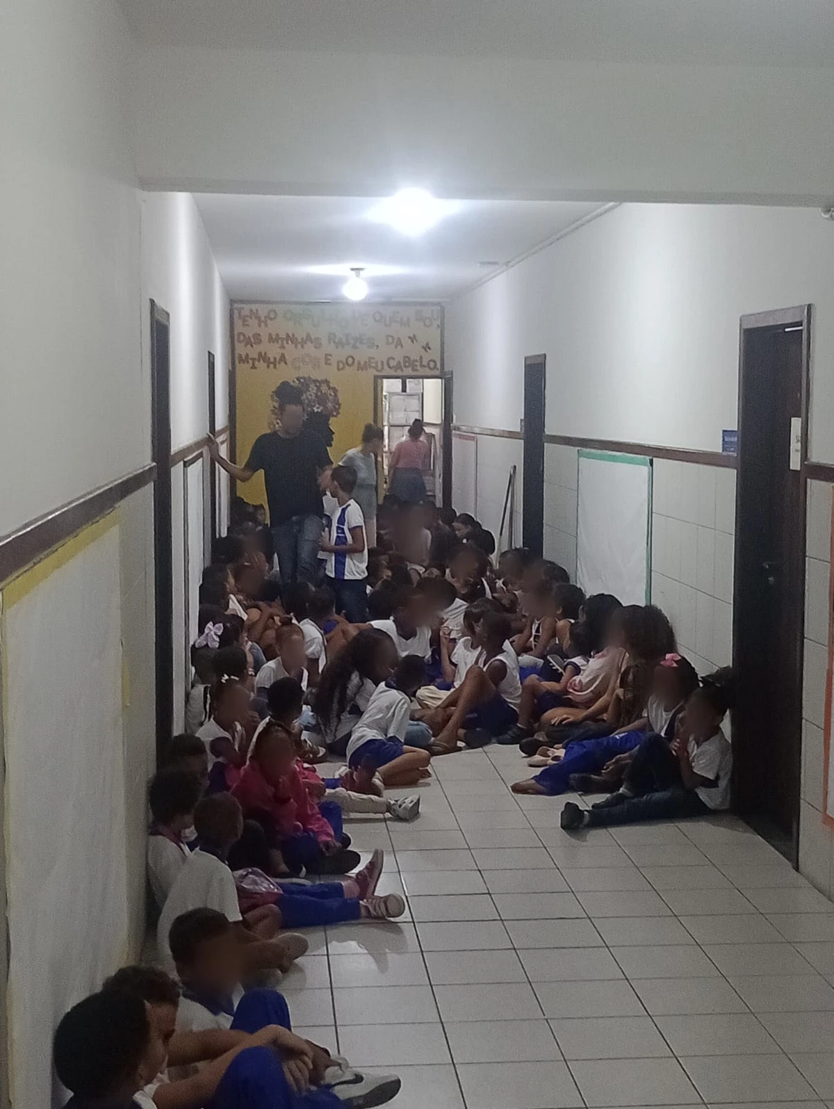 Grupo de crianças fica preso em escola durante tiroteio em Sussuarana nesta segunda (23) por Web