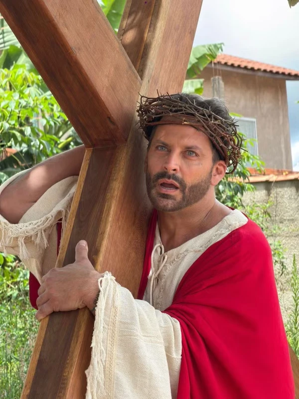 Henri Castelli estrela montagem de A Paixão de Cristo por Divulgação