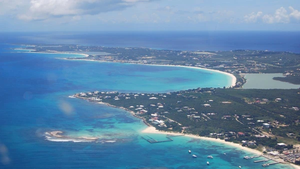 O azul que não precisa de filtro. Em Anguilla, o 'luxo silencioso' se traduz na liberdade de encontrar praias desertas e águas cristalinas a cada curva da estrada