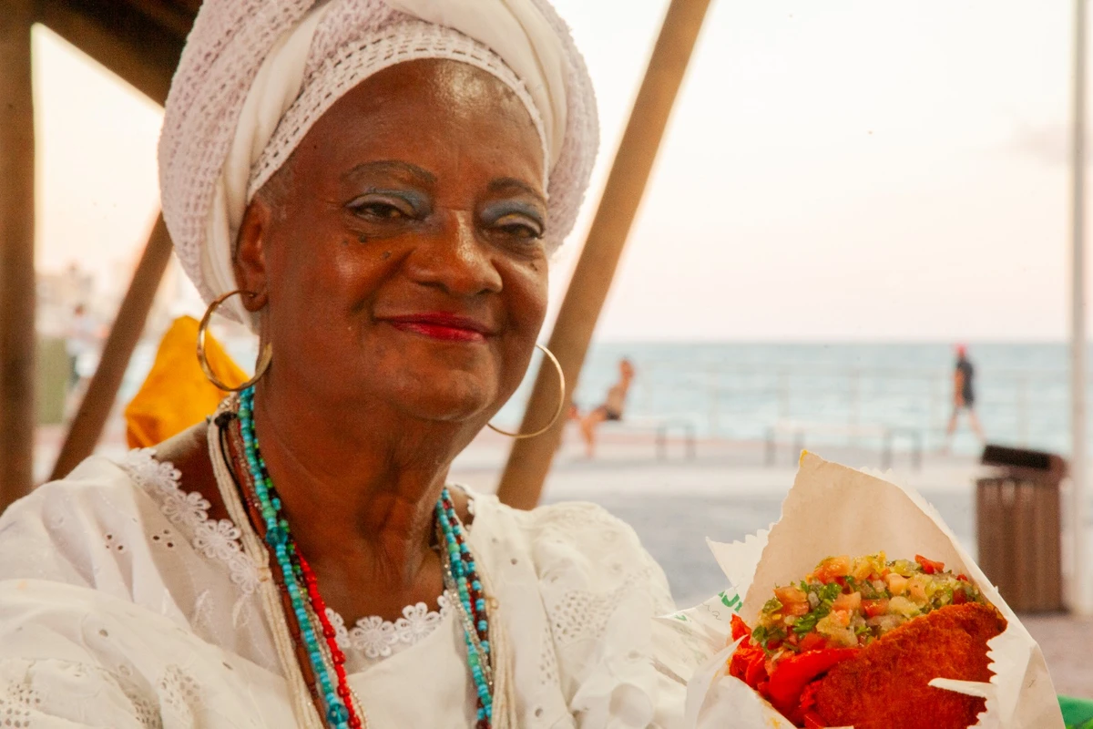 Baiana Cici, que vende acarajé há 65 anos em Amaralina