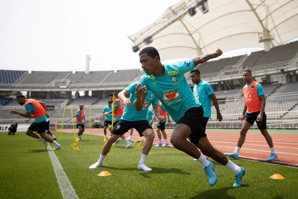 Danilo treina em Seul durante sua primeira convocação pela Seleção Brasileira por Lucas Figueiredo/CBF