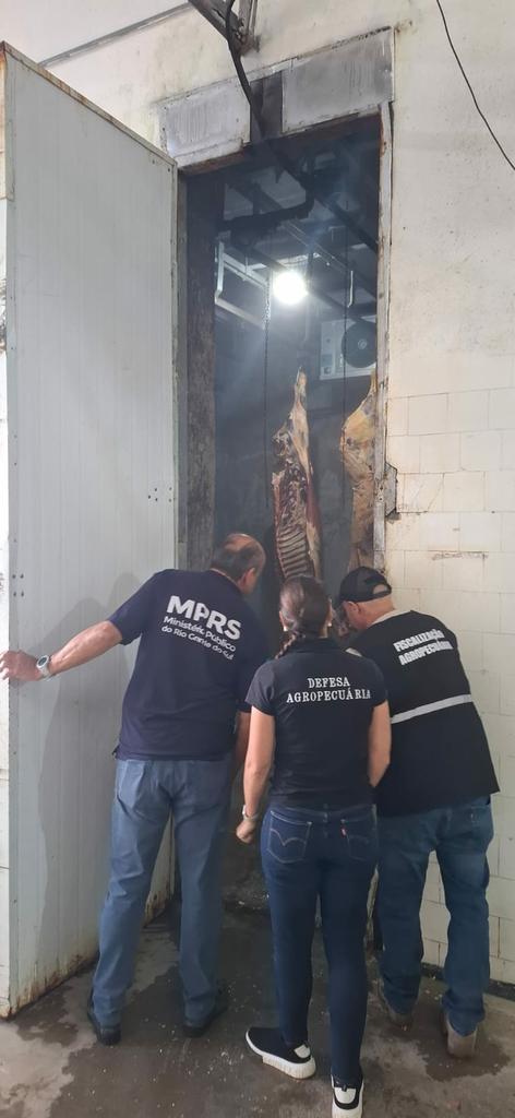 Fiscalização prendeu duas pessoas e interditou três estabelecimentos por Divulgação/MPRS